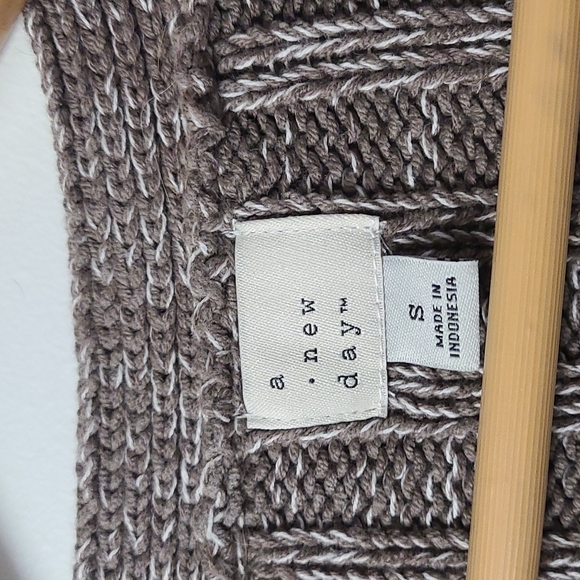 NWOT Cropped Cardigan - Picture 3 of 4